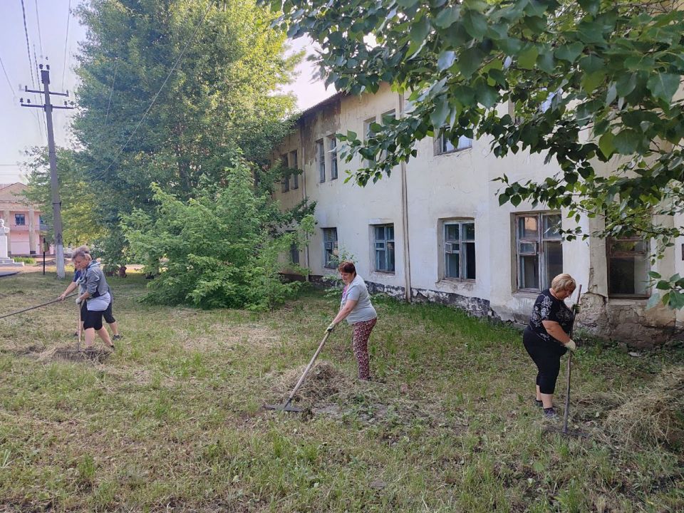 В Краснолучском округе продолжаются работы по благоустройству В Краснолучском округе продолжаются работы по благоустройству
