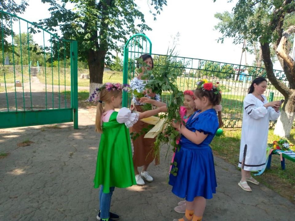 В преддверии Великого праздника Святой Троицы в Пролетарском Доме культуры прошла познавательно-развлекательная программа для В преддверии Великого праздника Святой Троицы в Пролетарском Доме культуры прошла познавательно-развлекательная программа для