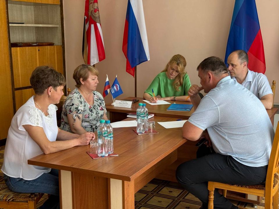 Сенатор РФ Дарья Лантратова провела прием граждан в Красном Луче Сенатор РФ Дарья Лантратова провела прием граждан в Красном Луче