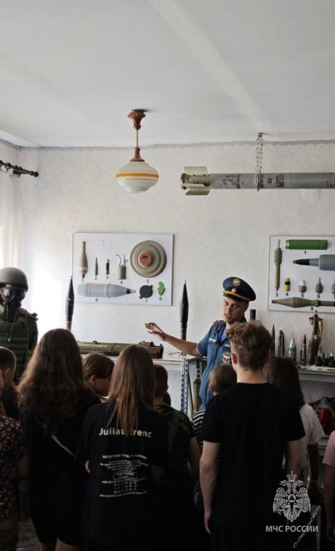 Школьники Верхнепокровской школы посетили с экскурсией 64-ю пожарно-спасательную часть МЧС России по ЛНР Школьники Верхнепокровской школы посетили с экскурсией 64-ю пожарно-спасательную часть МЧС России по ЛНР