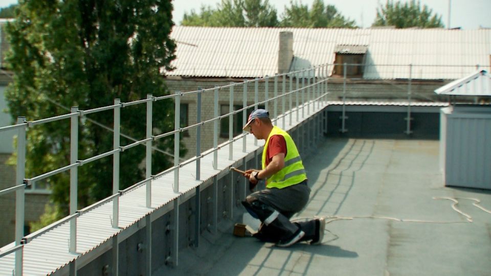 Молодогвардейск, ул. Земнухова, д. 1 А. Строители «Гефест-строй» — субподрядной организации тюменской строительной компании «СТИЛЛ», завершают капитальный ремонт кровли Молодогвардейск, ул. Земнухова, д. 1 А. Строители «Гефест-строй» — субподрядной организации тюменской строительной компании «СТИЛЛ», завершают капитальный ремонт кровли