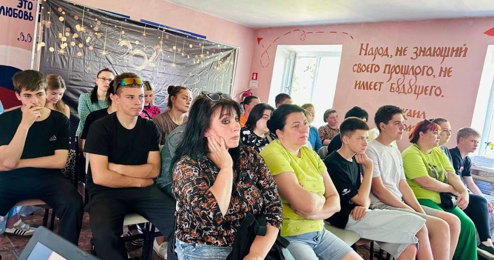 Продолжается цикл профилактических встреч представителей управления образования и ОГИБДД России «Ровеньковский» с несовершеннолетними и их родителями Продолжается цикл профилактических встреч представителей управления образования и ОГИБДД России «Ровеньковский» с несовершеннолетними и их родителями