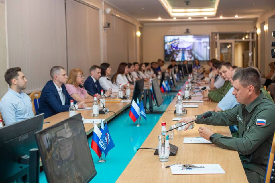 Дарья Лантратова: Встреча с учителями и студентами-филологами продолжилась с участием Секретаря Генсовета партии «Единая Россия» Владимира Якушева и Главы ЛНР Леонида Пасечника Дарья Лантратова: Встреча с учителями и студентами-филологами продолжилась с участием Секретаря Генсовета партии «Единая Россия» Владимира Якушева и Главы ЛНР Леонида Пасечника