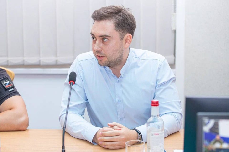 Леонид Пасечник: С прибывшим в нашу республику Секретарем Генсовета партии «Единая Россия», первым зампредседателя Совета Федерации Владимиром Якушевым в День русского языка встретились с учителями и студентами-филологами Леонид Пасечник: С прибывшим в нашу республику Секретарем Генсовета партии «Единая Россия», первым зампредседателя Совета Федерации Владимиром Якушевым в День русского языка встретились с учителями и студентами-филологами