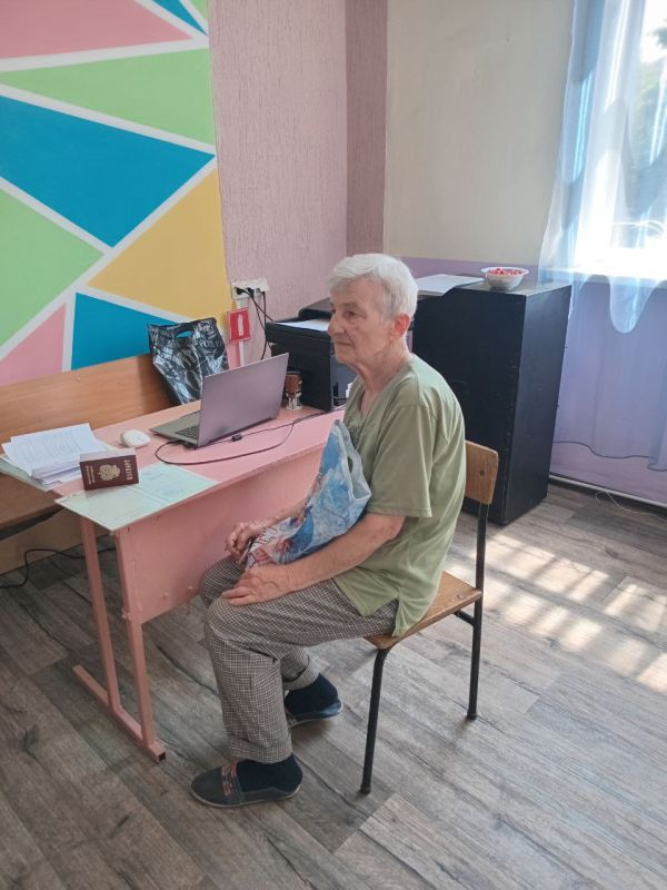 Более тридцати заявлений приняли специалисты МФЦ ЛНР от жителей поселка Красный Яр в первый день выезда мобильного офиса Более тридцати заявлений приняли специалисты МФЦ ЛНР от жителей поселка Красный Яр в первый день выезда мобильного офиса