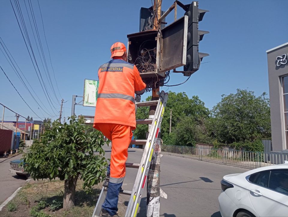 В Ровеньках выполняются работы по техническому обслуживанию светофоров В Ровеньках выполняются работы по техническому обслуживанию светофоров