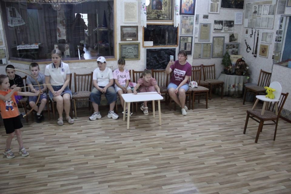 В Кировском историко-художественном музее состоялось познавательное мероприятие «Путешествие в каменный век», для учащихся посещающих летнюю пришкольную тематическую площадку «Дружба» В Кировском историко-художественном музее состоялось познавательное мероприятие «Путешествие в каменный век», для учащихся посещающих летнюю пришкольную тематическую площадку «Дружба»