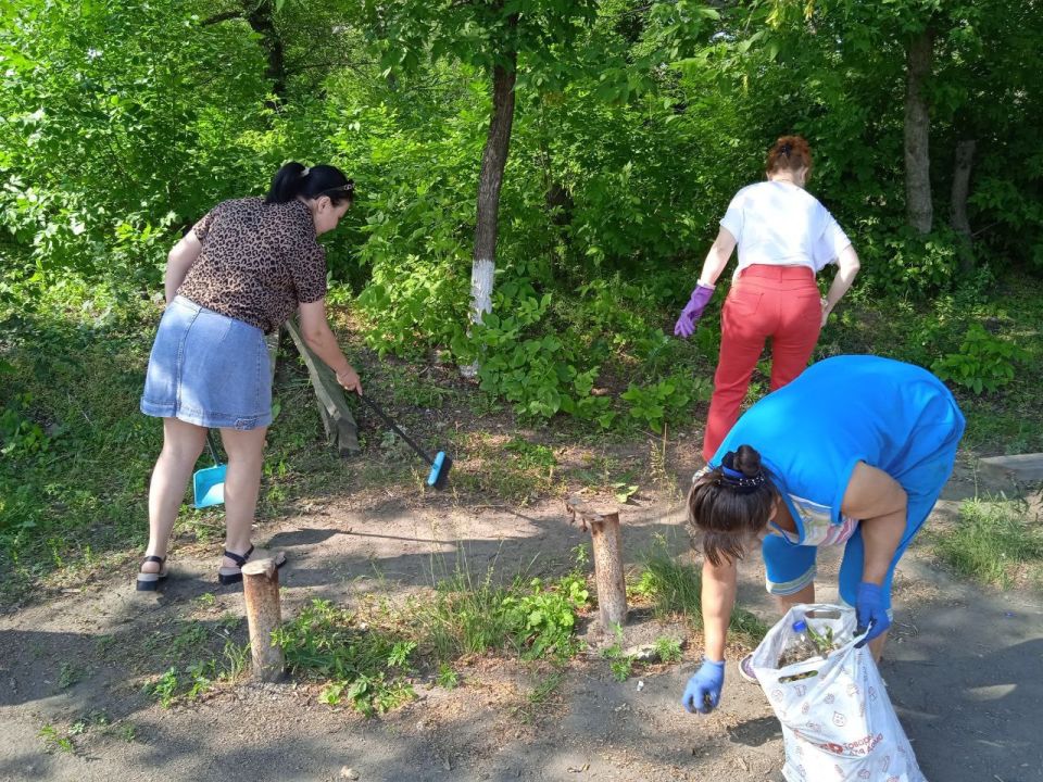В Краснолучском округе продолжаются работы по благоустройству В Краснолучском округе продолжаются работы по благоустройству