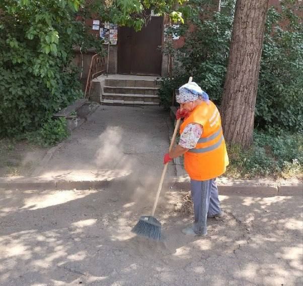 Коммунальные службы проводят работы на территории города Коммунальные службы проводят работы на территории города