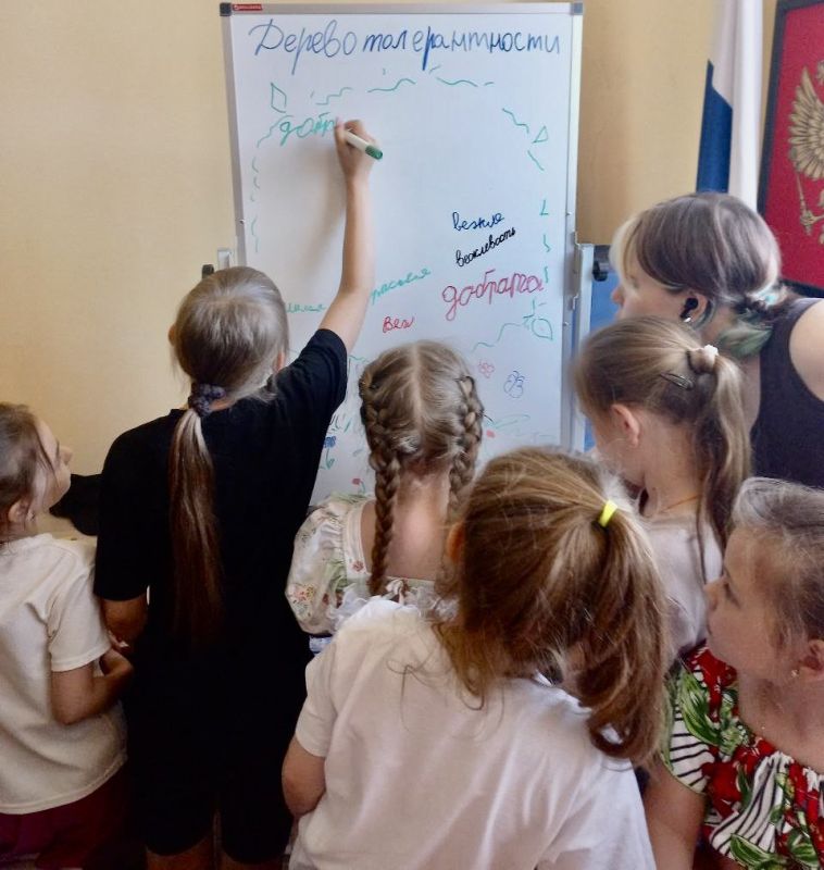 В Молодогвардейске на пришкольной площадке отметили День русского языка В Молодогвардейске на пришкольной площадке отметили День русского языка