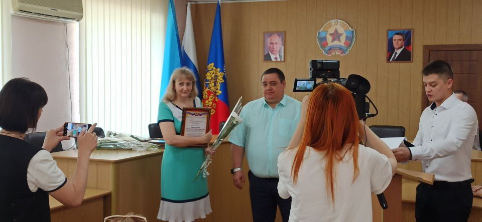 Глава г. о. г. Ровеньки вручил дипломы сотрудникам отделения № 1 г. Ровеньки в преддверии Дня социального работника Глава г. о. г. Ровеньки вручил дипломы сотрудникам отделения № 1 г. Ровеньки в преддверии Дня социального работника