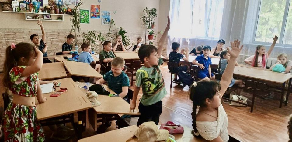 В Молодогвардейске на пришкольной площадке отметили День русского языка В Молодогвардейске на пришкольной площадке отметили День русского языка