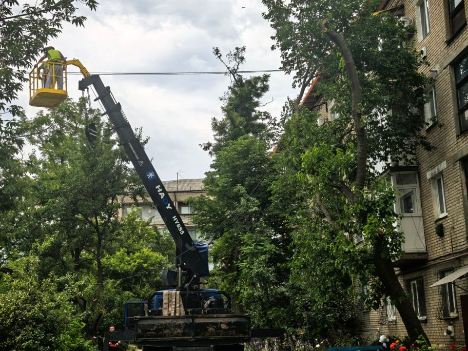 Сергей Козенко: В рамках реализации специального инфраструктурного проекта в городе Краснодоне продолжаются плановые работы по капитальному ремонту скатной кровли на жилом доме по адресу: квартал Титова, 12 Сергей Козенко: В рамках реализации специального инфраструктурного проекта в городе Краснодоне продолжаются плановые работы по капитальному ремонту скатной кровли на жилом доме по адресу: квартал Титова, 12