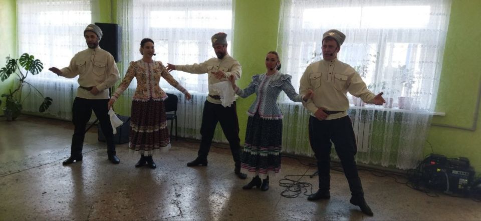 7 июня в Доме культуры им. Ленина пгт Новодарьевка для жителей посёлка в рамках Республиканской акции «Искусство без границ» прошёл концерт Луганской академической филармонии 7 июня в Доме культуры им. Ленина пгт Новодарьевка для жителей посёлка в рамках Республиканской акции «Искусство без границ» прошёл концерт Луганской академической филармонии