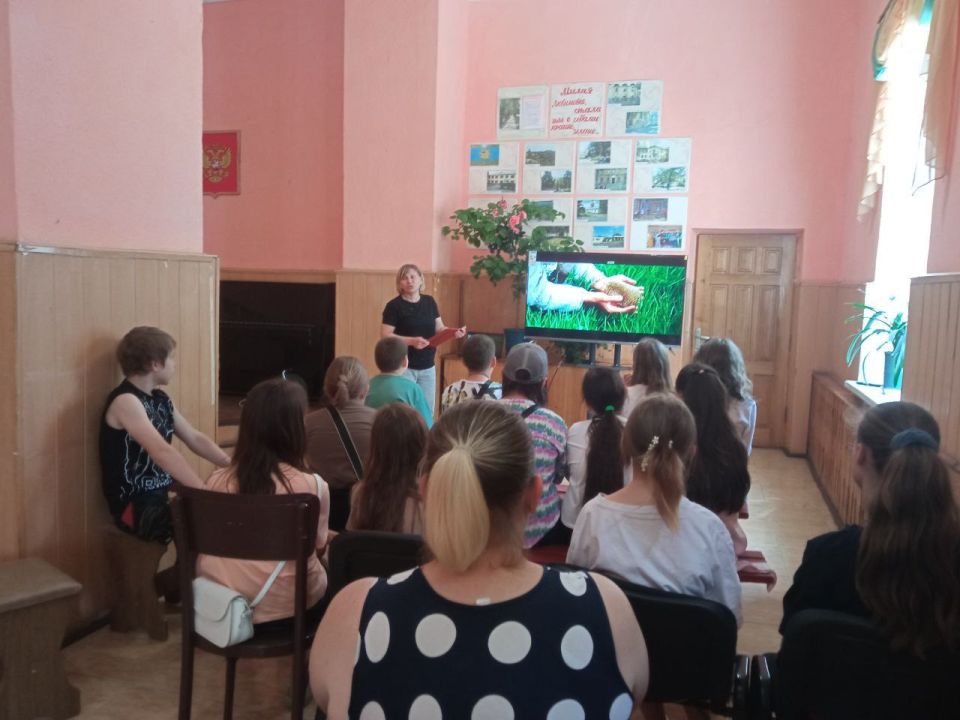 Для юных жителей поселка, в период летних каникул в Центре досуга"Дзержинец"прошла Литературно--познавательная программа: "Страна русского фольклора" Для юных жителей поселка, в период летних каникул в Центре досуга"Дзержинец"прошла Литературно--познавательная программа: "Страна русского фольклора"