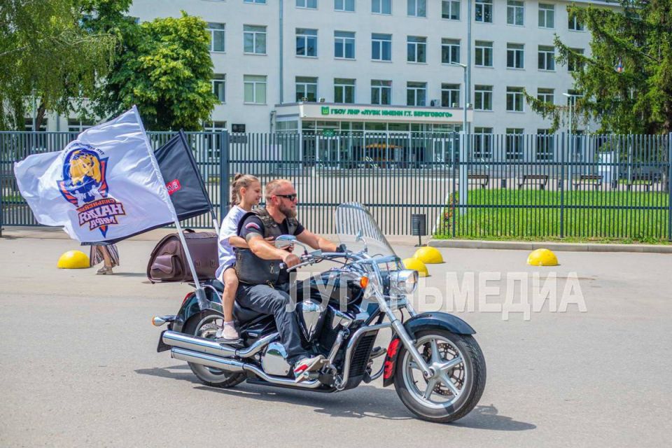 Дети из четырех столичных школ приняли участие в благотворительном детском спортивном фестивале «Территория спорта», проходившем в Луганском учебно-воспитательном комплексе имени летчика-космонавта Георгия Берегового Дети из четырех столичных школ приняли участие в благотворительном детском спортивном фестивале «Территория спорта», проходившем в Луганском учебно-воспитательном комплексе имени летчика-космонавта Георгия Берегового