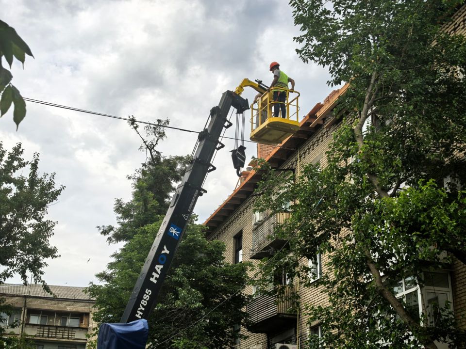 Сергей Козенко: В рамках реализации специального инфраструктурного проекта в городе Краснодоне продолжаются плановые работы по капитальному ремонту скатной кровли на жилом доме по адресу: квартал Титова, 12 Сергей Козенко: В рамках реализации специального инфраструктурного проекта в городе Краснодоне продолжаются плановые работы по капитальному ремонту скатной кровли на жилом доме по адресу: квартал Титова, 12