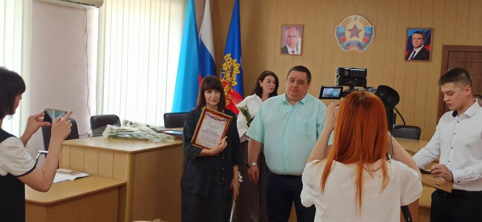 Глава г. о. г. Ровеньки вручил дипломы сотрудникам отделения № 1 г. Ровеньки в преддверии Дня социального работника Глава г. о. г. Ровеньки вручил дипломы сотрудникам отделения № 1 г. Ровеньки в преддверии Дня социального работника