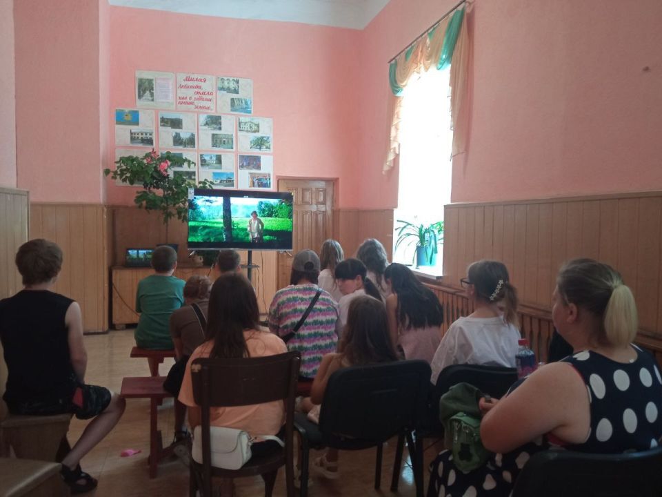 Для юных жителей поселка, в период летних каникул в Центре досуга"Дзержинец"прошла Литературно--познавательная программа: "Страна русского фольклора"