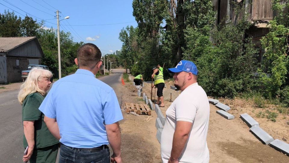 «Безопасные дороги»: Единороссы провели ход ремонта тротуара в жилмассиве Краснополье в Брянке «Безопасные дороги»: Единороссы провели ход ремонта тротуара в жилмассиве Краснополье в Брянке