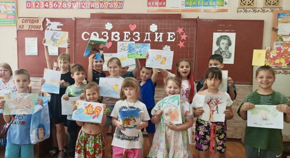 В Молодогвардейске на пришкольной площадке отметили День русского языка В Молодогвардейске на пришкольной площадке отметили День русского языка