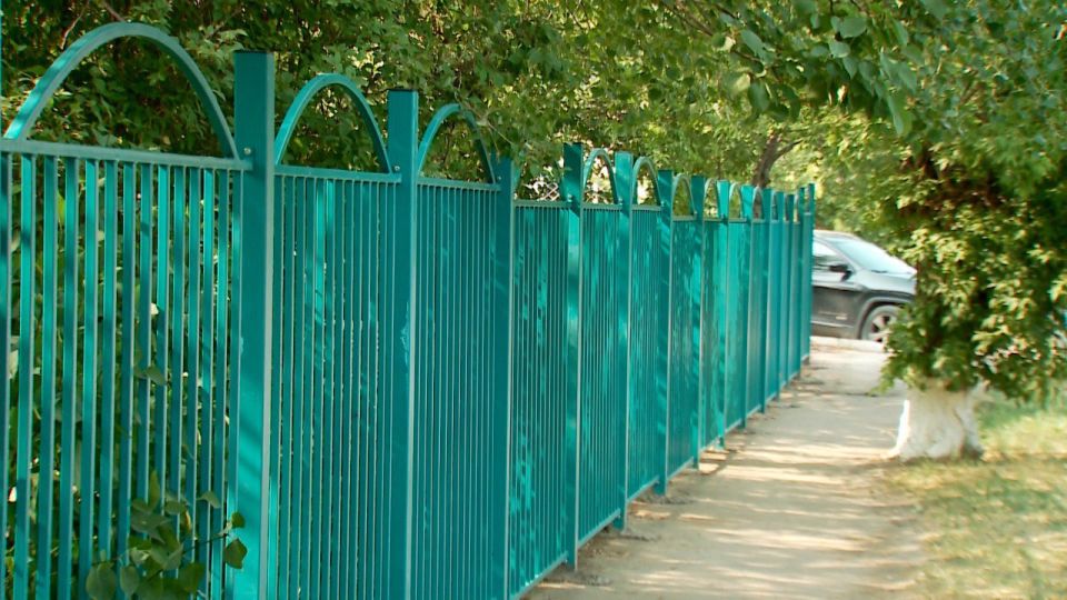 В Краснодонском детском саду «Акварель» тюменские строители завершили монтаж нового ограждения В Краснодонском детском саду «Акварель» тюменские строители завершили монтаж нового ограждения