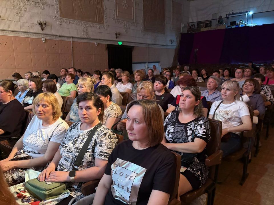 В преддверии Дня социального работника в Красном Луче состоялся праздничный концерт В преддверии Дня социального работника в Красном Луче состоялся праздничный концерт