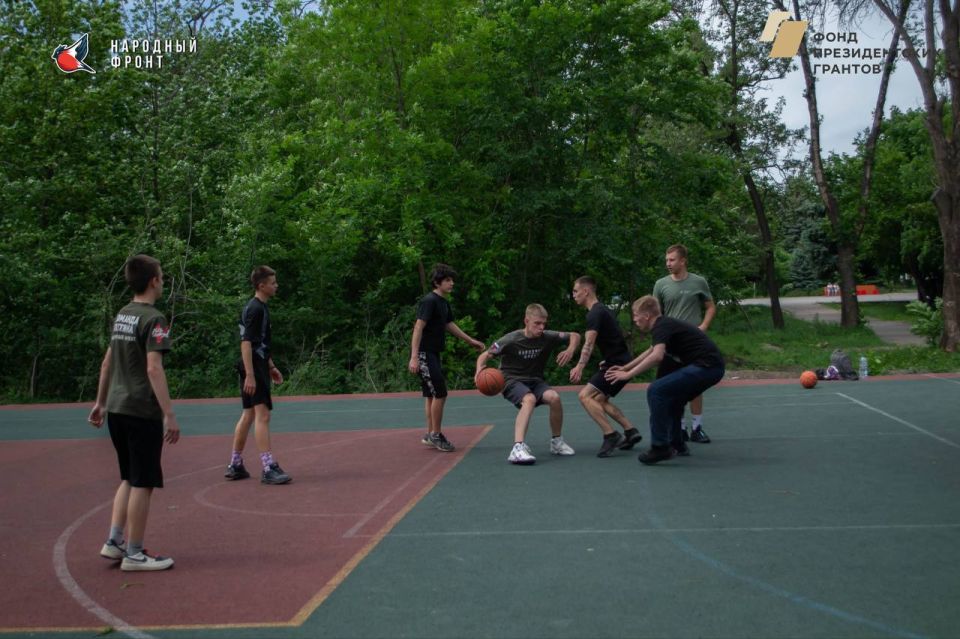 Молодёжка Народного Фронта провела энергичную тренировку по баскетболу! Активисты отрабатывали технику бросков, передач и командное взаимодействие Молодёжка Народного Фронта провела энергичную тренировку по баскетболу! Активисты отрабатывали технику бросков, передач и командное взаимодействие