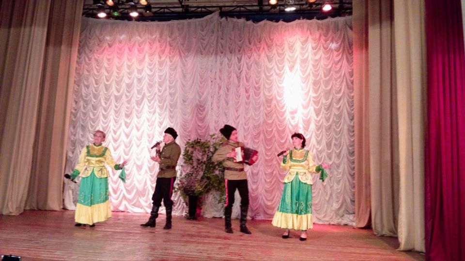 В преддверии православного праздника Троица в Доме культуры им. Горького пгт Ясеновский состоялся яркий концерт народного вокального ансамбля «СлавиЯ» из города Антрацит В преддверии православного праздника Троица в Доме культуры им. Горького пгт Ясеновский состоялся яркий концерт народного вокального ансамбля «СлавиЯ» из города Антрацит