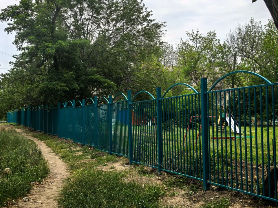 Сергей Козенко: В рамках специального инфраструктурного проекта специалисты тюменской подрядной организации завершают установку современного ограждения по периметру Краснодонского детского сада «Акварель» Сергей Козенко: В рамках специального инфраструктурного проекта специалисты тюменской подрядной организации завершают установку современного ограждения по периметру Краснодонского детского сада «Акварель»