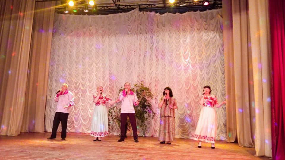 В преддверии православного праздника Троица в Доме культуры им. Горького пгт Ясеновский состоялся яркий концерт народного вокального ансамбля «СлавиЯ» из города Антрацит В преддверии православного праздника Троица в Доме культуры им. Горького пгт Ясеновский состоялся яркий концерт народного вокального ансамбля «СлавиЯ» из города Антрацит