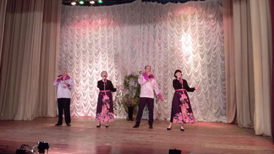 В преддверии православного праздника Троица в Доме культуры им. Горького пгт Ясеновский состоялся яркий концерт народного вокального ансамбля «СлавиЯ» из города Антрацит В преддверии православного праздника Троица в Доме культуры им. Горького пгт Ясеновский состоялся яркий концерт народного вокального ансамбля «СлавиЯ» из города Антрацит