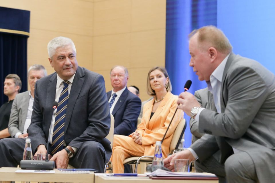 Ирина Волк: Сегодня Министр внутренних дел Российской Федерации генерал полиции Российской Федерации Владимир Колокольцев принял участие в выездном заседании Общественного совета при МВД России Ирина Волк: Сегодня Министр внутренних дел Российской Федерации генерал полиции Российской Федерации Владимир Колокольцев принял участие в выездном заседании Общественного совета при МВД России