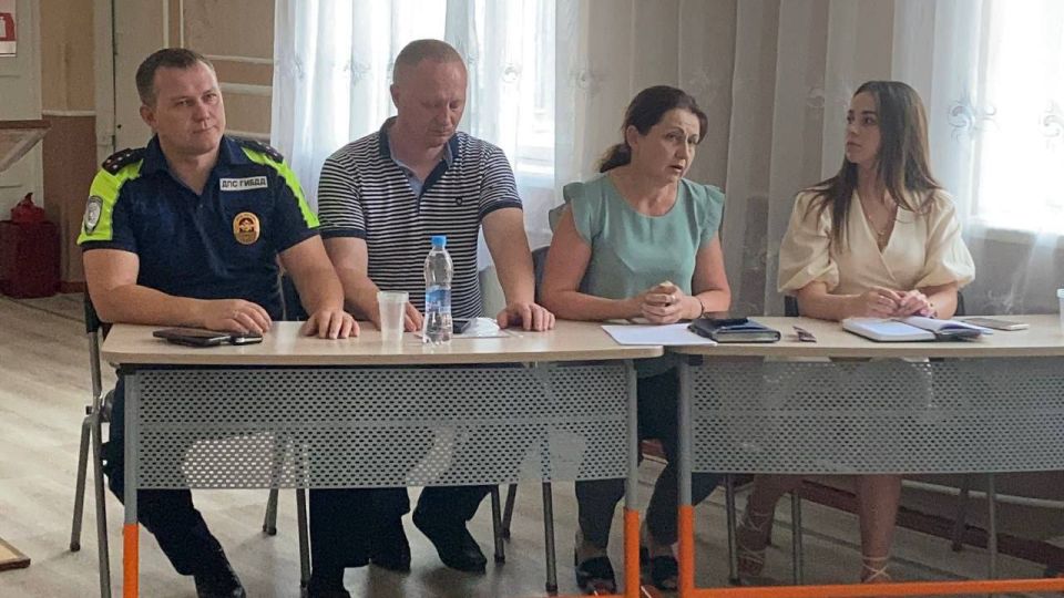 С целью предотвращения дорожно-транспортных происшествий с участием несовершеннолетних города Ровеньки сотрудниками управления образования совместно с сотрудниками отделения ГИБДД и отделения по делам несовершеннолетних... С целью предотвращения дорожно-транспортных происшествий с участием несовершеннолетних города Ровеньки сотрудниками управления образования совместно с сотрудниками отделения ГИБДД и отделения по делам несовершеннолетних...