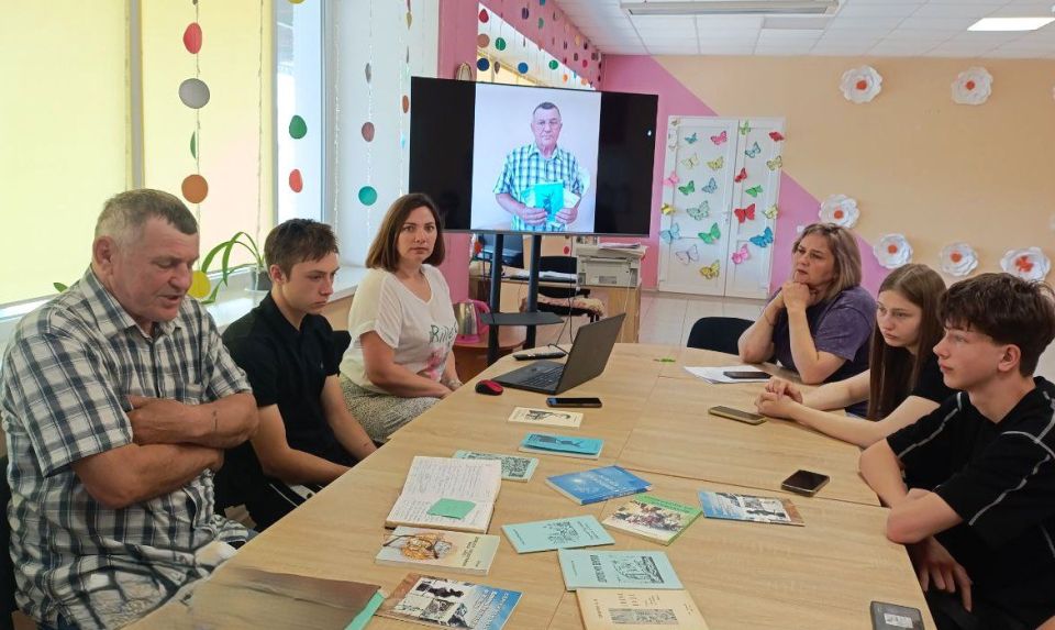 В рамках проведения встреч с поэтами и в поддержку партпроекта: «Культура малой Родины» активисты партии «Единая Россия» под руководством секретаря первички № 12, начальника ЖО с.Новоалександровка – Василия Сомченко... В рамках проведения встреч с поэтами и в поддержку партпроекта: «Культура малой Родины» активисты партии «Единая Россия» под руководством секретаря первички № 12, начальника ЖО с.Новоалександровка – Василия Сомченко...