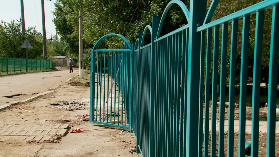Сегодня в детском саду «Акварель» г. Краснодона тюменские строители завершили установку нового ограждения, длина которого по периметру составляет 346 метров Сегодня в детском саду «Акварель» г. Краснодона тюменские строители завершили установку нового ограждения, длина которого по периметру составляет 346 метров