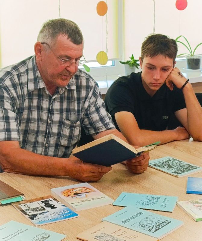В рамках проведения встреч с поэтами и в поддержку партпроекта: «Культура малой Родины» активисты партии «Единая Россия» под руководством секретаря первички № 12, начальника ЖО с.Новоалександровка – Василия Сомченко... В рамках проведения встреч с поэтами и в поддержку партпроекта: «Культура малой Родины» активисты партии «Единая Россия» под руководством секретаря первички № 12, начальника ЖО с.Новоалександровка – Василия Сомченко...