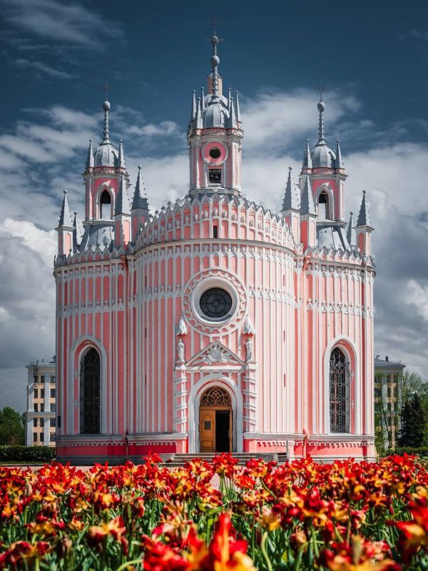 Чесменская церковь (Церковь Рождества святого Иоанна Предтечи) - православный храм в Санкт-Петербурге, выполненный в неоготическом стиле Чесменская церковь (Церковь Рождества святого Иоанна Предтечи) - православный храм в Санкт-Петербурге, выполненный в неоготическом стиле