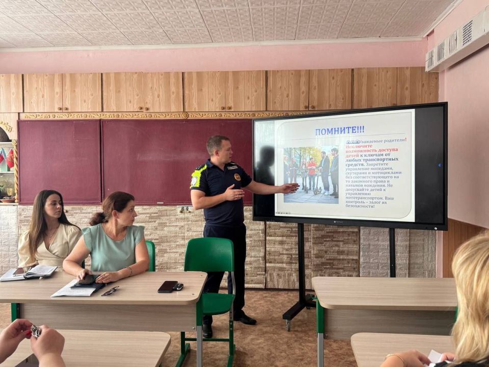 С целью предотвращения дорожно-транспортных происшествий с участием несовершеннолетних города Ровеньки сотрудниками управления образования совместно с сотрудниками отделения ГИБДД и отделения по делам несовершеннолетних... С целью предотвращения дорожно-транспортных происшествий с участием несовершеннолетних города Ровеньки сотрудниками управления образования совместно с сотрудниками отделения ГИБДД и отделения по делам несовершеннолетних...
