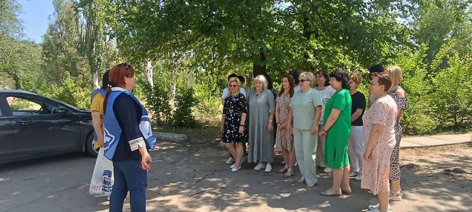 Рубежанские единороссы поздравили работников городского УТСЗН с профессиональным праздником Рубежанские единороссы поздравили работников городского УТСЗН с профессиональным праздником