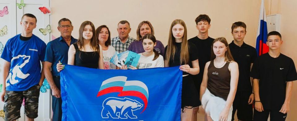 В рамках проведения встреч с поэтами и в поддержку партпроекта: «Культура малой Родины» активисты партии «Единая Россия» под руководством секретаря первички № 12, начальника ЖО с.Новоалександровка – Василия Сомченко... В рамках проведения встреч с поэтами и в поддержку партпроекта: «Культура малой Родины» активисты партии «Единая Россия» под руководством секретаря первички № 12, начальника ЖО с.Новоалександровка – Василия Сомченко...