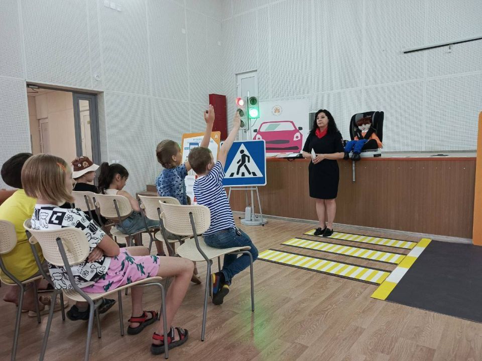 Сотрудники Госавтоинспекции ЛНР провели урок безопасности для юных участников дорожного движения Сотрудники Госавтоинспекции ЛНР провели урок безопасности для юных участников дорожного движения