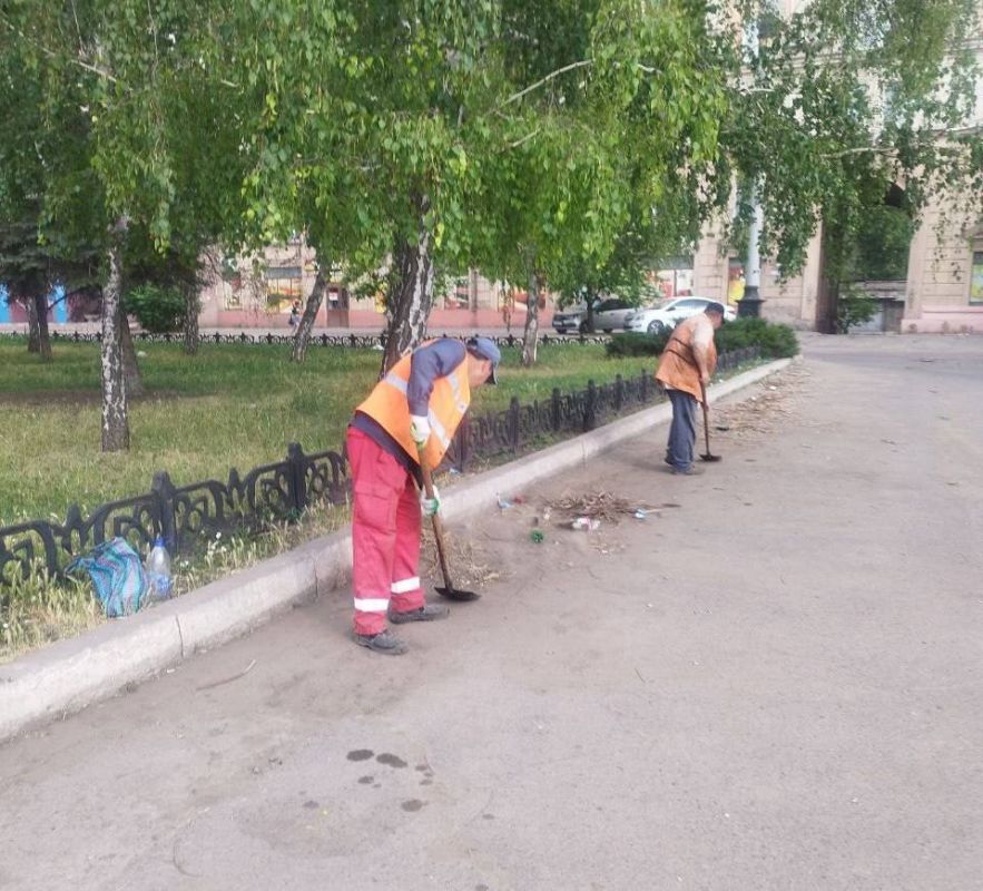 Коммунальные службы проводят работы на территории города Коммунальные службы проводят работы на территории города