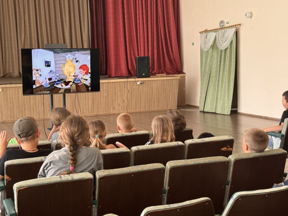 В Благовском сельском Доме культуры для детей летней тематической площадки «Летняя радуга» прошел мультпоказ «В стране мультфильмов» В Благовском сельском Доме культуры для детей летней тематической площадки «Летняя радуга» прошел мультпоказ «В стране мультфильмов»