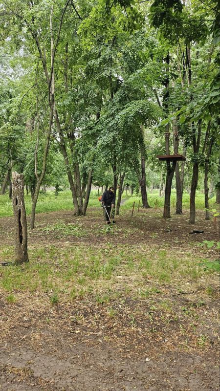 Сегодня сотрудники Дома культуры им. Горького пгт. Ясеновский активно приняли участие в субботнике по благоустройству городского парка Сегодня сотрудники Дома культуры им. Горького пгт. Ясеновский активно приняли участие в субботнике по благоустройству городского парка