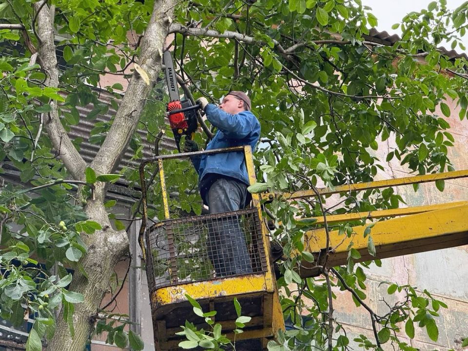 Сергей Колягин: Переменчивая погода не помешала коммунальщикам города Первомайска активно начать первый день короткой рабочей недели с благоустройства общественных пространств и дорожной инфраструктуры Сергей Колягин: Переменчивая погода не помешала коммунальщикам города Первомайска активно начать первый день короткой рабочей недели с благоустройства общественных пространств и дорожной инфраструктуры