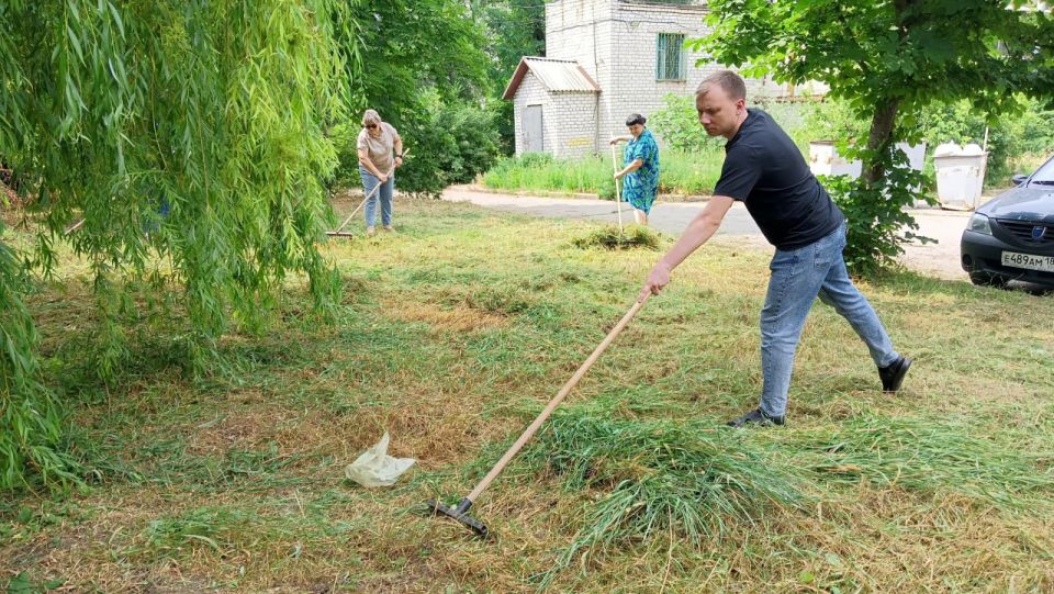 Минприроды ЛНР присоединилось к Всероссийской экологической акции «Марафон зеленых дел», проведя субботник на территории, прилегающей к административному зданию Минприроды ЛНР присоединилось к Всероссийской экологической акции «Марафон зеленых дел», проведя субботник на территории, прилегающей к административному зданию
