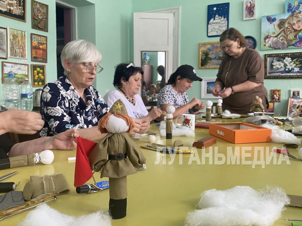 В Кировском Дворце культуры состоялся мастер-класс по созданию куклы-мотанки «Солдат Победитель» В Кировском Дворце культуры состоялся мастер-класс по созданию куклы-мотанки «Солдат Победитель»