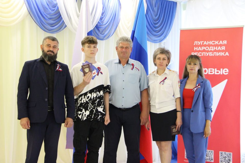 Олег Савченко: В рамках акции «Я - гражданин России!», в преддверии государственного праздника Дня России, совместно с Колядиной Надеждой Петровной - начальником ОВМ ОМВД России «Меловский», майором полиции и Ефремовой... Олег Савченко: В рамках акции «Я - гражданин России!», в преддверии государственного праздника Дня России, совместно с Колядиной Надеждой Петровной - начальником ОВМ ОМВД России «Меловский», майором полиции и Ефремовой...
