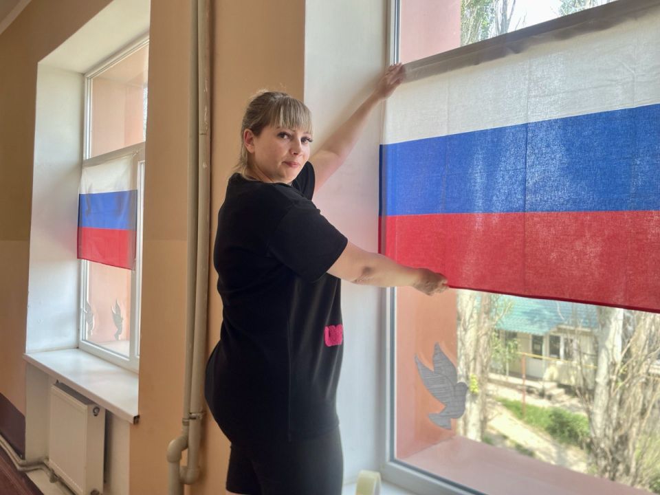Активисты Брянковской специализированной школы №1, при содействии советника директора по воспитанию Галины Савчук и педагога-организатора Олеси Щербак, приняли участие во Всероссийской акции "Окна России" Активисты Брянковской специализированной школы №1, при содействии советника директора по воспитанию Галины Савчук и педагога-организатора Олеси Щербак, приняли участие во Всероссийской акции "Окна России"